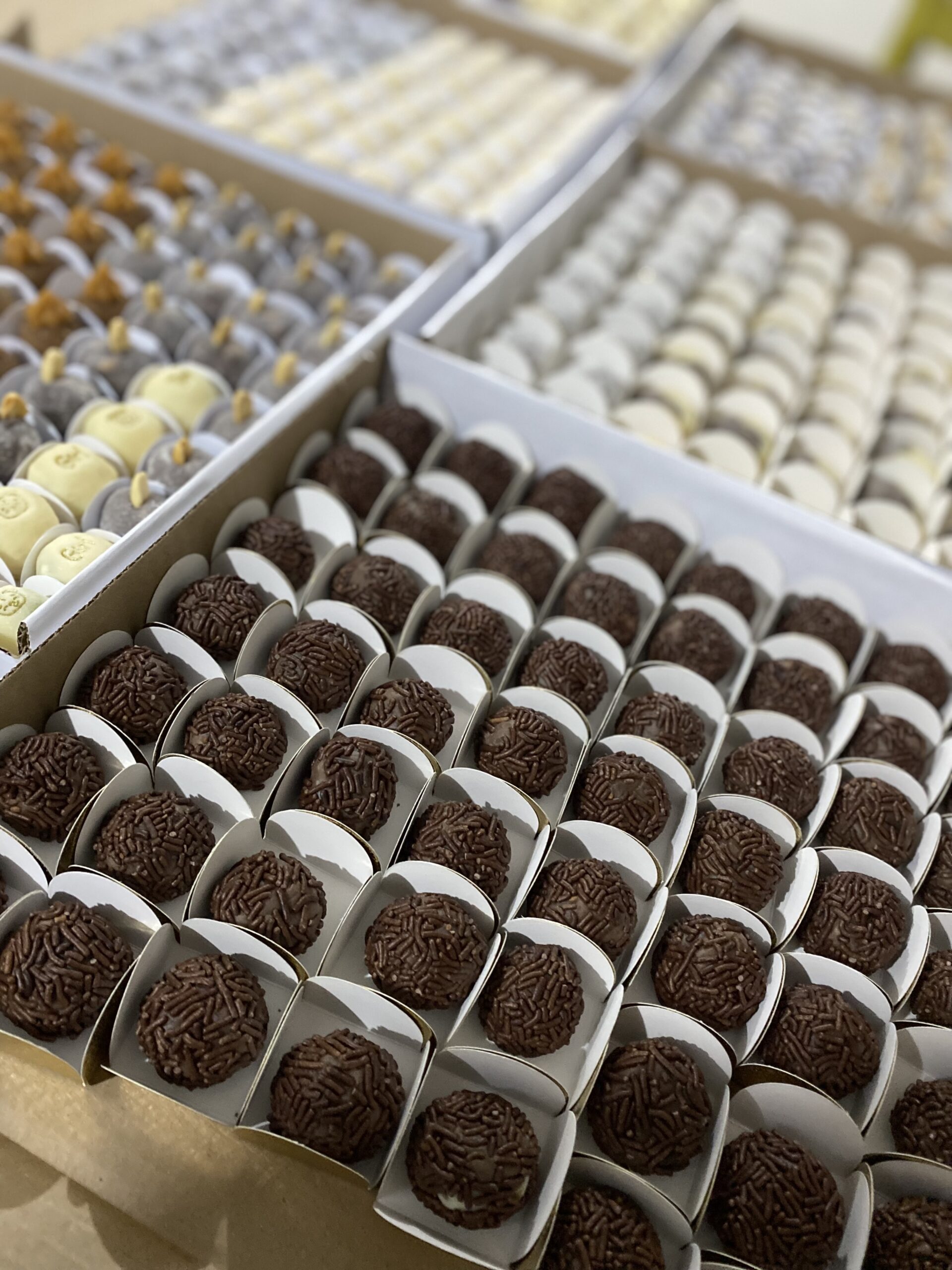 Brigadeiros gourmet personalizados para casamento em Brasília